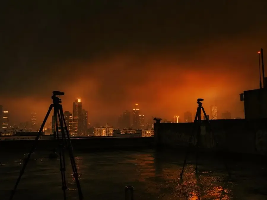 吃瓜天堂夜班组封面：橙色城市光晕中的天台与三脚架剪影